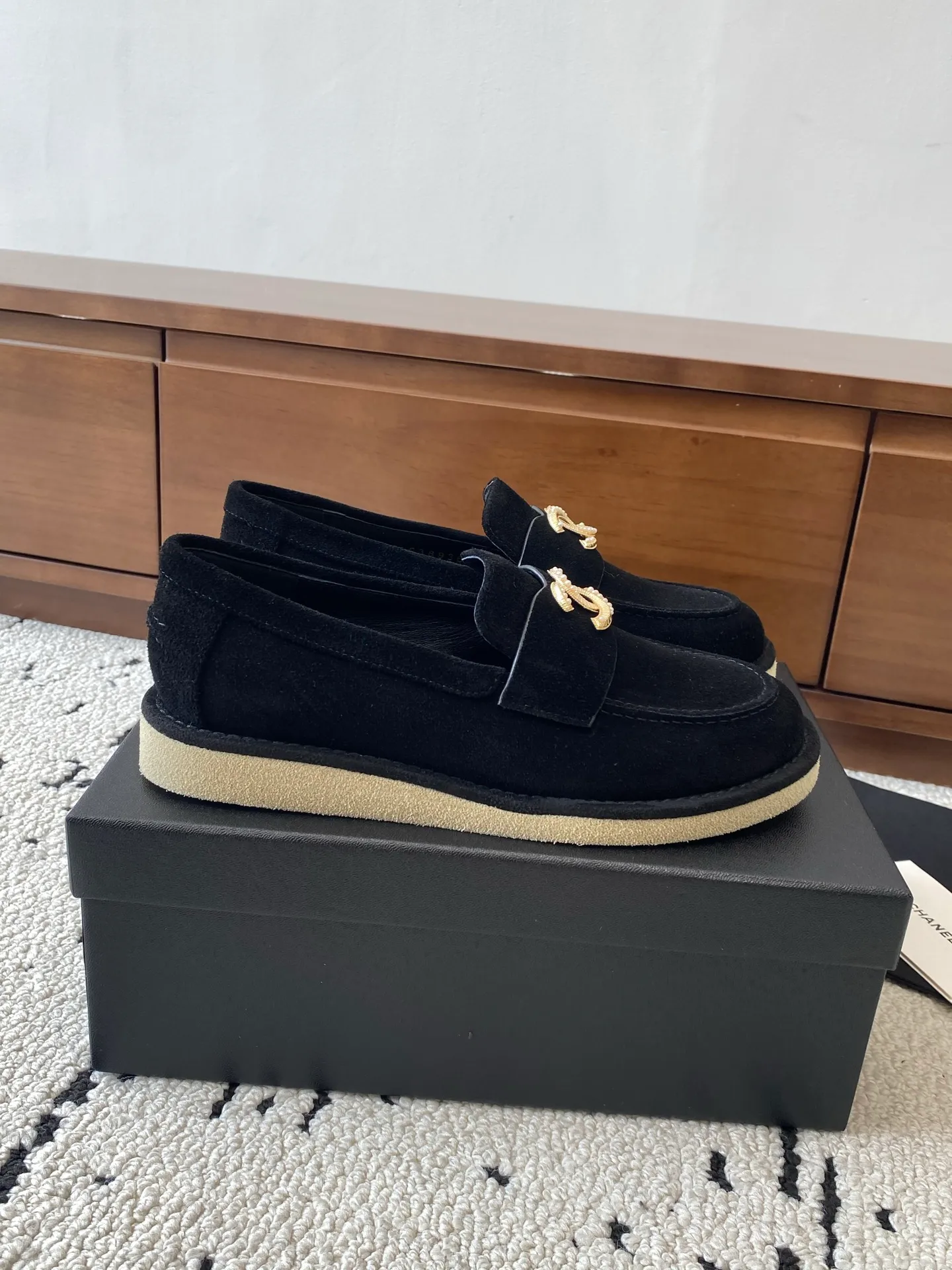 👟👟Ex-factory price 620👟👟High-end notebook 🍀2025 autumn and winter new Chanel Chanel entrance hardware buckle, Loaf loafers, can be worn all year round. No matter when you wear it, it is very high-end and durable. Go shopping and attract attention on the street! Easily travel between commuting and leisure occasions, and become a carefree fashionable and elegant woman ~ Upper: cowhide/cow nubuck leather/open edge beads Inner: lambskin Sole: Italian raw rubber outsole leather strip Code number: 35-39 (40/41 customized, non-refundable and non-exchangeable 👉 Buy now👉 Buy now👉 Buy now👉